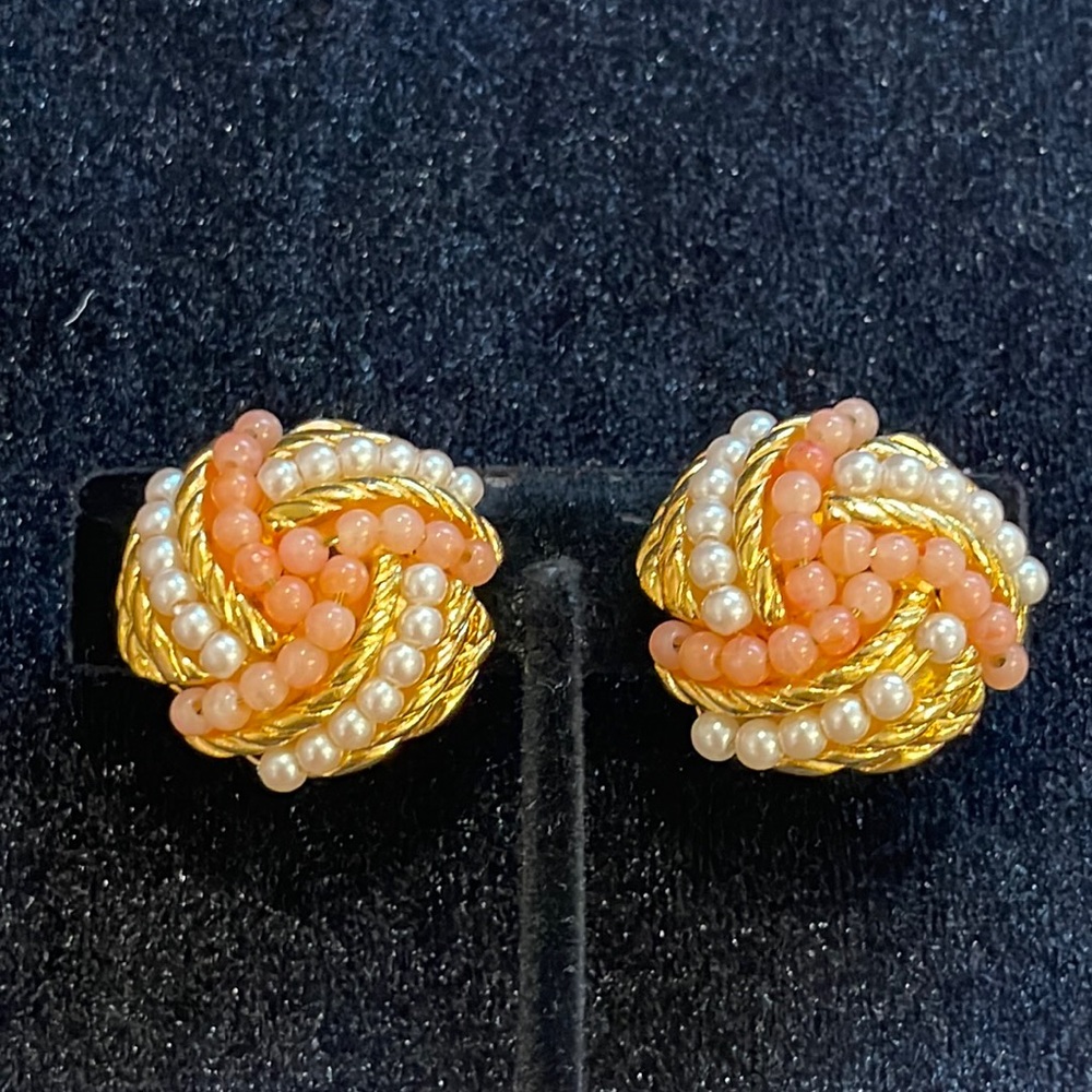 Avon vintage pearl clip on earrings